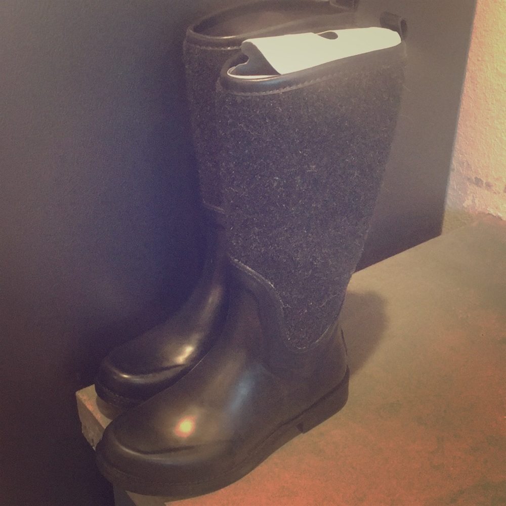 Brand new ugg rain boots 7